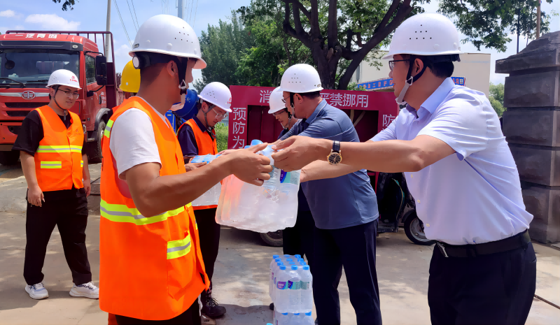 Biro Perumahan dan Pembangunan Perkotaan-Pedesaan Distrik Jimo pergi ke inspeksi dan penelitian proyek Inwent Auto Parts Industrial Park, dan melaksanakan kegiatan “Bawa kesejukan” di lokasi konstruksi